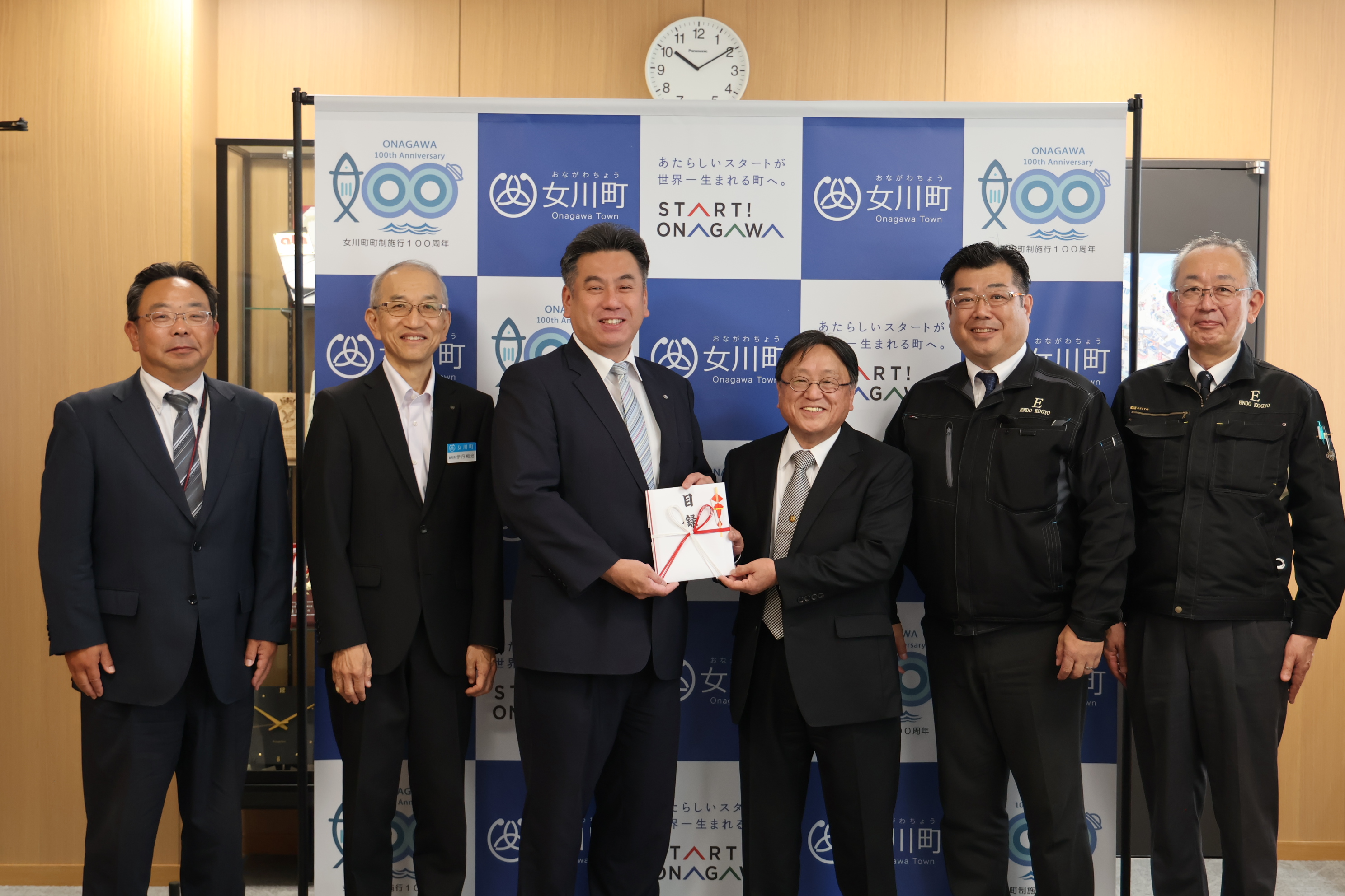 株式会社セント様目録贈呈の様子