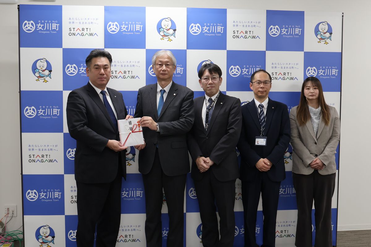 株式会社セント様目録贈呈の様子