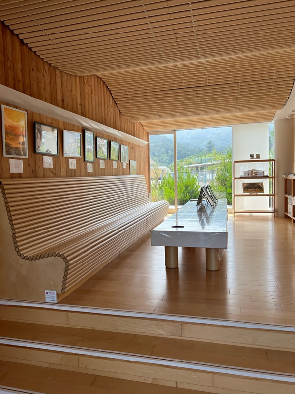 女川温泉ゆぽっぽ1階ギャラリーの様子